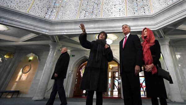 米国のジョン・ハンツマン駐ロシア大使（中央）とメアリー・ケイ大使夫人（中央右）。カザン・クレムリンのクル・シャリフ・モスクを視察。 - Sputnik 日本