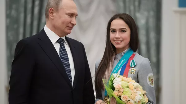 Президент РФ Владимир Путин вручил орден Дружбы Алине Загитовой, завоевавшей золотую медаль в женском одиночном фигурном катании на XXIII зимних Олимпийских играх в Пхенчхане - Sputnik 日本