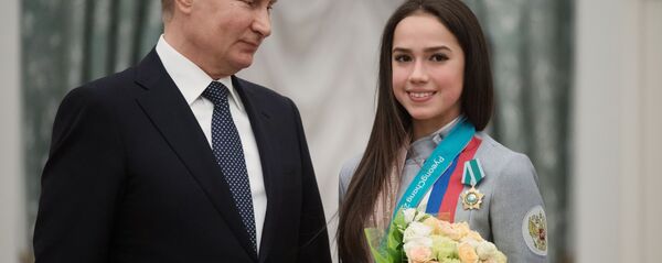 Президент РФ Владимир Путин вручил орден Дружбы Алине Загитовой, завоевавшей золотую медаль в женском одиночном фигурном катании на XXIII зимних Олимпийских играх в Пхенчхане - Sputnik 日本