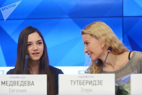 フィギュア選手のザギトワとメドベージェワとの記者会見 - Sputnik 日本