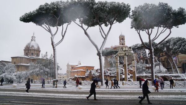 イタリアのローマで、雪に覆われた町の中心部を散歩する人々 - Sputnik 日本