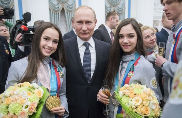 クレムリンで開かれた平昌（ピョンチャン）五輪メダリストへの勲章授与式のあと、記念撮影に臨むロシアのプーチン大統領とフィギュアスケート女子のアリーナ・ザギトワ、エフゲニア・メドベージェワ両選手 - Sputnik 日本