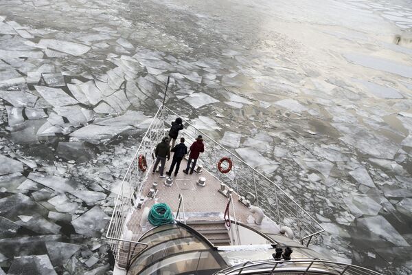 モスクワ川を定期運航する観光船の甲板に立つ乗客たち - Sputnik 日本