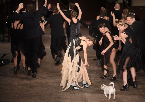 ミラノで開かれたショーの間、犬と舞台に立つモデルたち - Sputnik 日本