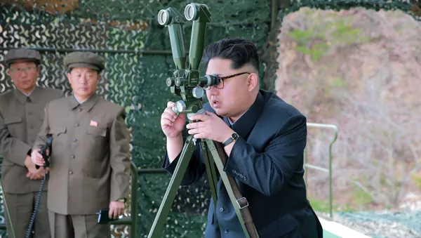Nordkoreas Staatschef Kim Jong-un beobachtet Start einer Rakete von einem U-Boot