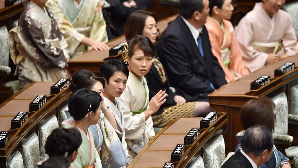 Члены парламента и председатель Демократической партии Японии Рэнхо Мурата в Токио - Sputnik 日本