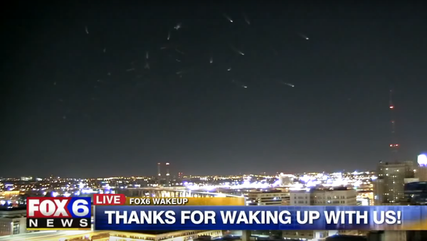 Кадр из видео телеканала Fox 6 News с необычными движущимися объектами в небе над городом Милуоки в штате Висконсин - Sputnik 日本