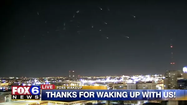 Кадр из видео телеканала Fox 6 News с необычными движущимися объектами в небе над городом Милуоки в штате Висконсин - Sputnik 日本