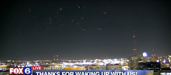 Кадр из видео телеканала Fox 6 News с необычными движущимися объектами в небе над городом Милуоки в штате Висконсин - Sputnik 日本