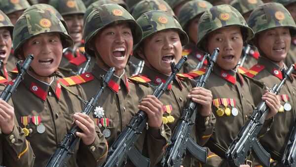 Военнослужащие во время парада, приуроченного к 105-й годовщине со дня рождения основателя северокорейского государства Ким Ир Сена, в Пхеньяне - Sputnik 日本