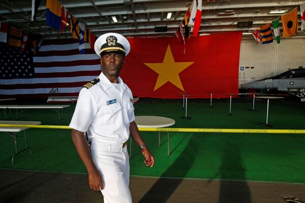 ベトナムのダナン港に滞在する米空母「カール・ビンソン」の船員 - Sputnik 日本
