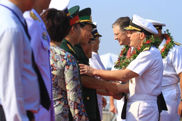 米空母「カール・ビンソン」のベトナム入港を記念するベトナム側に挨拶するフィリップ・ソーヤー司令官 - Sputnik 日本