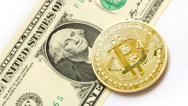 Bitcoin y dólar (imagen referencial)