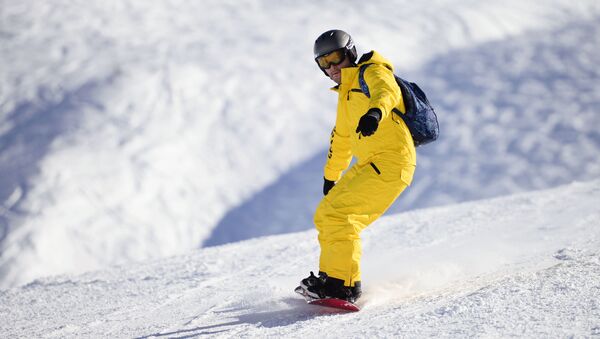 Мужчина катается на горнолыжном склоне курорта Горки Город в Сочи - Sputnik 日本