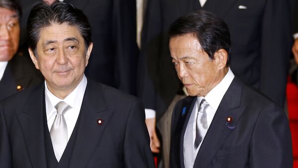In this Aug. 3, 2017 photo, Japan's Prime Minister Shinzo Abe, left, and Deputy Prime Minister Taro Aso leave after an official photo session with Abe's new Cabinet at the prime minister's official residence in Tokyo - Sputnik 日本