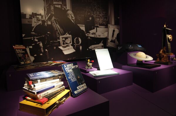 ロンドンの「サイエンス・ミュージアム」にあるホーキング博士の著作 - Sputnik 日本