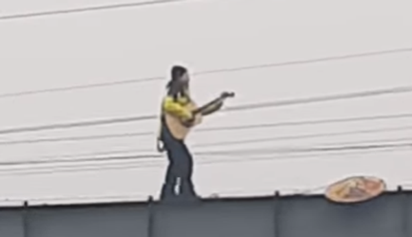 ギターを手にローラースケートで橋を行く - Sputnik 日本