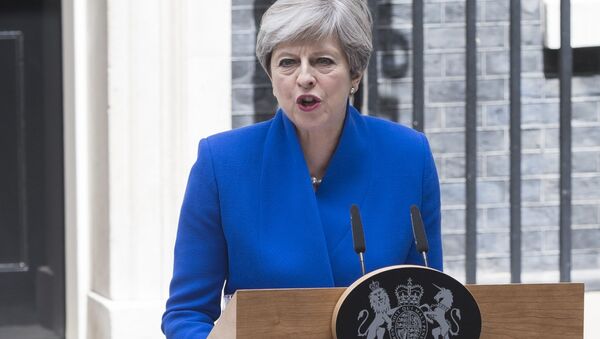 UK Prime Minister Theresa May makes a statement after meeting with the Queen. Theresa May received a permission from the Queen to form a new cabinet of ministers - Sputnik 日本