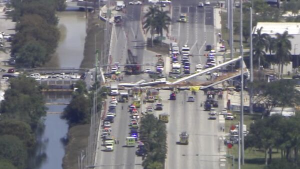 マイアミで歩道橋が崩壊　犠牲者の数が明らかに - Sputnik 日本