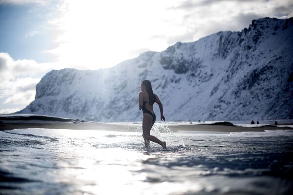 水温４度、外気温マイナス５度のなか水に潜る女性　ノルウェー、ロフォーテン諸島 - Sputnik 日本