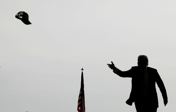 トランプ大統領が野球帽を群集に向かって投げる　海兵隊を前にした演説で - Sputnik 日本