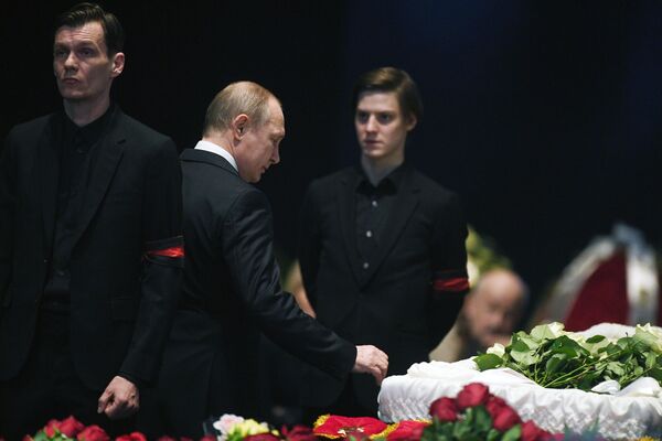 オレグ・タバコフ氏の葬儀に列席したプーチン大統領 - Sputnik 日本
