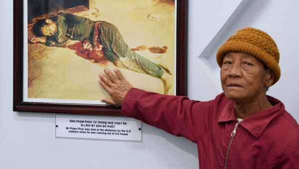 Местный житель в мемориальном музее, посвященном жертвам массового убийства в Сонгми, Вьетнам - Sputnik 日本