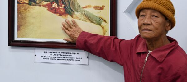 Местный житель в мемориальном музее, посвященном жертвам массового убийства в Сонгми, Вьетнам - Sputnik 日本