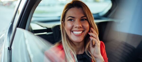 Девушка с сотовым телефоном смотрит из окна автомобиля - Sputnik 日本