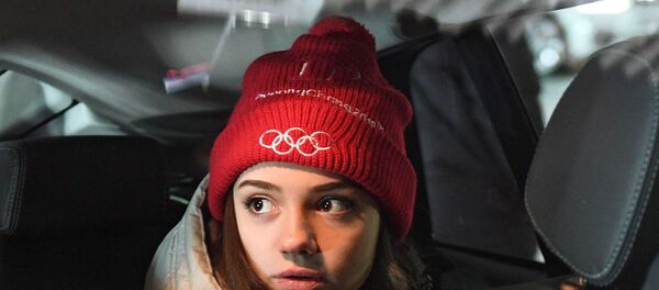 メドベージェワ選手、ファンから五輪金メダルを受け取り涙をこらえきれず【動画】 メドベージェワ選手、ファンから五輪金メダルを受け取り涙をこらえきれず【動画】 - Sputnik 日本