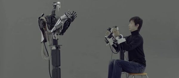 Прототип робота-аватара MELTANT-α с высокотехнологичными манипуляторами, которые могут копировать движения рук человека Прототип робота-аватара MELTANT-α с высокотехнологичными манипуляторами, которые могут копировать движения рук человека - Sputnik 日本