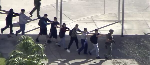 Эвакуация школы Marjory Stoneman Douglas High School в штате Флорида после стрельбы в ней Эвакуация школы Marjory Stoneman Douglas High School в штате Флорида после стрельбы в ней - Sputnik 日本
