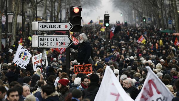 Манифестация против реформ французского правительства в Париже - Sputnik 日本