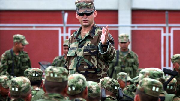 Colombian soldiers listen to an unidentified U.S. Special Forces trainer at a military base in Pueblo Tapao, northwestern Colombia, Friday, May 4, 2007 - Sputnik 日本