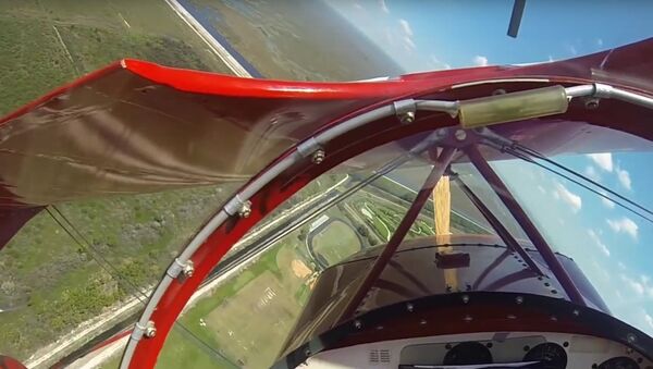 Кадр из видео, снятого американским пилотом Чадом Барбером, которому удалось запустить отказавший двигатель биплана Pitts в нескольких метрах от земли - Sputnik 日本
