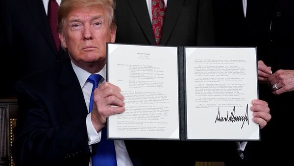 El presidente de EEUU, Donald Trump, firma memorando para imponer aranceles a las importaciones chinas - Sputnik 日本