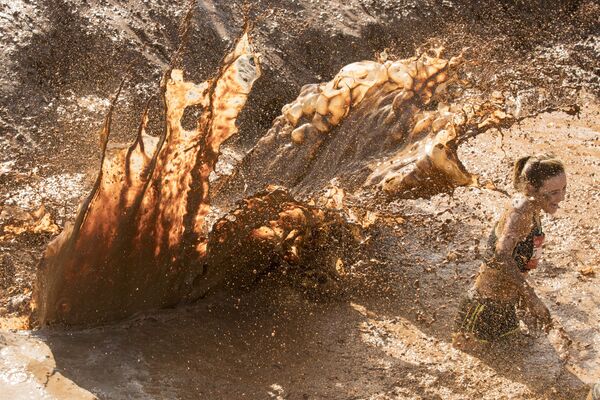 イスラエルのテルアビブで開かれた泥んこ障害物競走 - Sputnik 日本