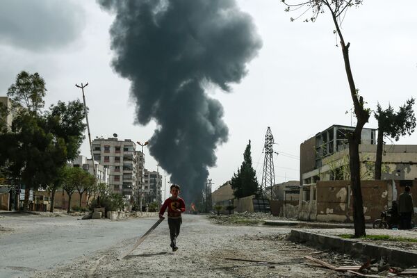 空爆の知らせを受けて走る子供、シリア東グータ - Sputnik 日本