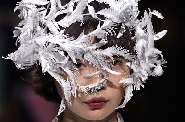 東京ファッションウィークでデザイナーの安藤大春氏の作品をデモンストレーションするモデル - Sputnik 日本