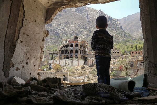 空爆で破壊された建物の中にたたずむ少年、イエメンのタイズ - Sputnik 日本