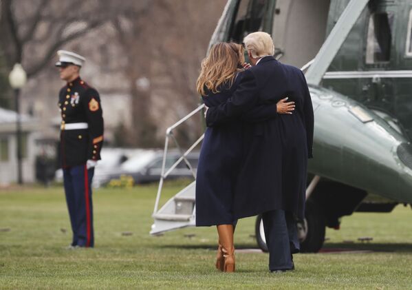 米ワシントンのホワイトハウスでヘリコプターに乗り込むトランプ米大統領とメラニア夫人 - Sputnik 日本