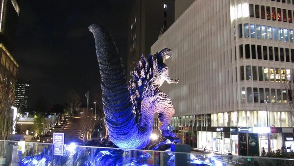 東京中心部にゴジラ像