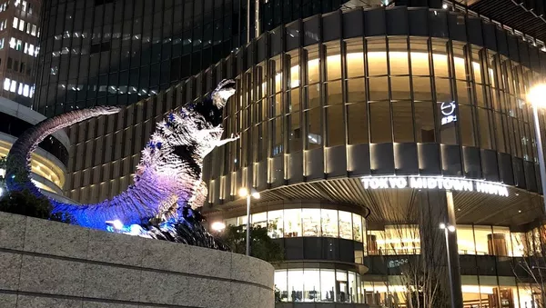 東京中心部にゴジラ像