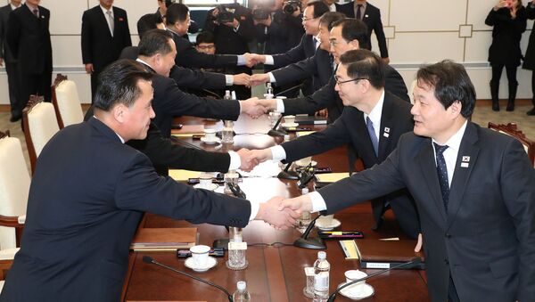 Представители делегаций Южной и Северной Кореи на переговорах по нормализации отношений с Республикой Корея, проходящих в пункте переговоров Пханмунджом - Sputnik 日本