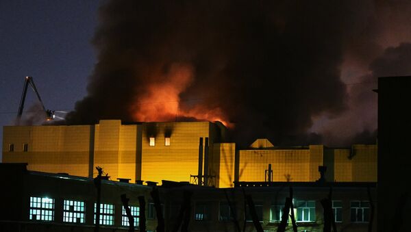 煙の中を逃げた：露ケメロヴォショッピングセンター火災で少なくとも37人死亡 - Sputnik 日本