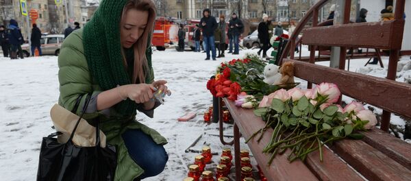 ショッピングセンターの近くでろうそくに火を灯す女性 ショッピングセンターの近くでろうそくに火を灯す女性 - Sputnik 日本