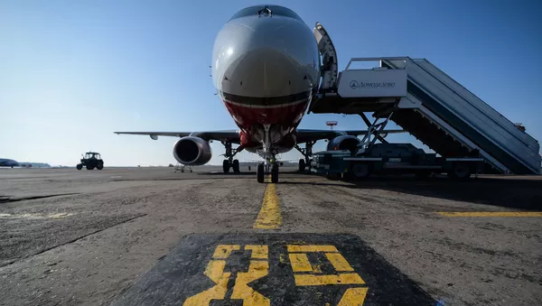 モスクワのドモジェドボ空港で離陸滑走時の飛行機から煙 - Sputnik 日本