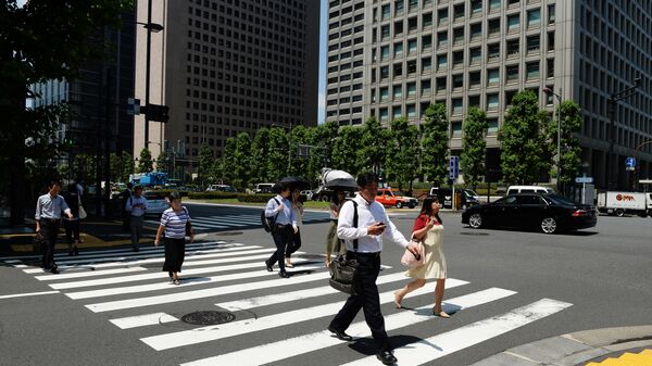 Жители Токио идут по пешеходному переходу - Sputnik 日本