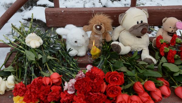 Цветы, свечи и мягкие игрушки возле здания торгового центра «Зимняя вишня» в Кемерово, где произошел пожар - Sputnik 日本