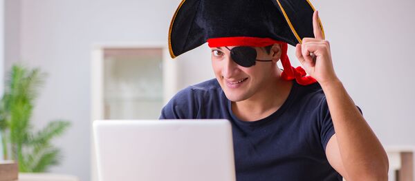 Молодой человек в шляпе пирата перед открытым ноутбуком - Sputnik 日本